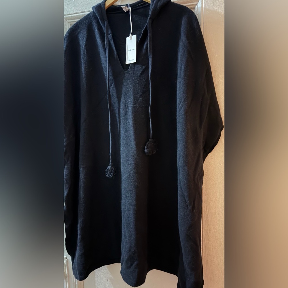 New with tags Nordstrom Black Hooded Cashmere Poncho with Tassels